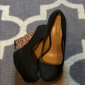 Like new! Adorable Leopard and black wedges